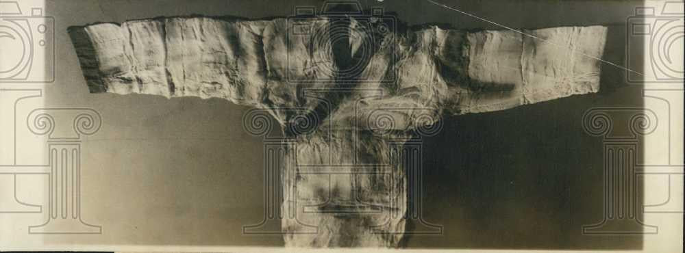 1972 Press Photo Funeral robe from a tomb in Chian to be preserved - Historic Images