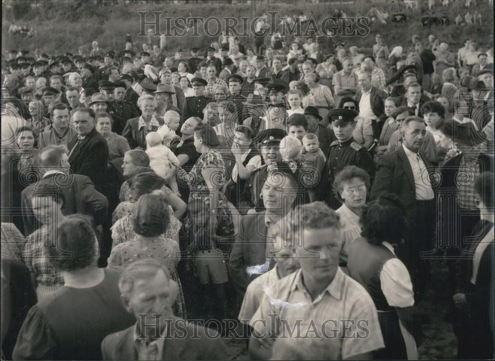 Press Photo A Civilian Crowd Mingles With The Military Outside - Historic Images