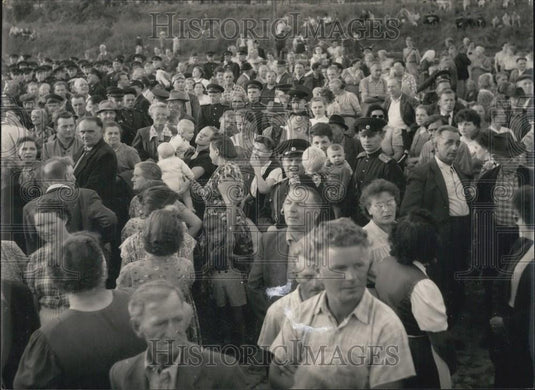 Press Photo A Civilian Crowd Mingles With The Military Outside - Historic Images