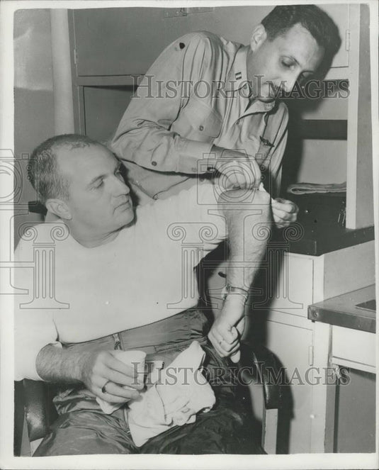 Press Photo Cmdr JE Davis in sick bay after bad aircraft landing &.Lt WJ Siegel - Historic Images