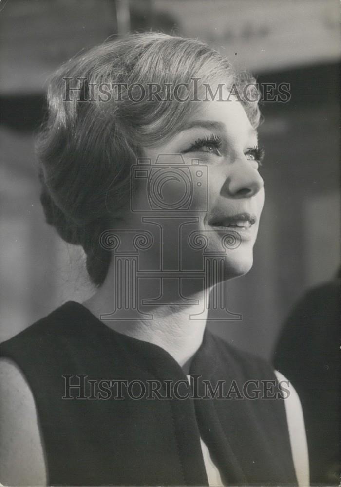 1966 Press Photo Shirley MacLaine While Shooting "Woman Times Seven" - Historic Images