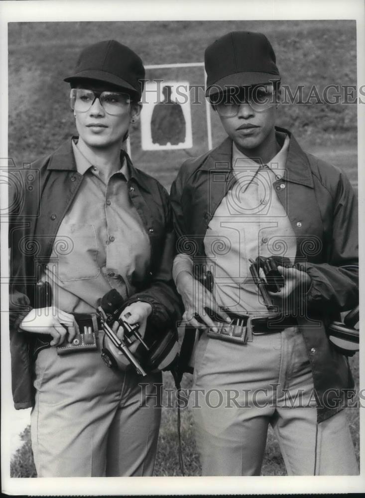 1986 Press Photo Lynn Whitfield and Marta Du Bois on Johnnie Mae Gibson FBI - Historic Images