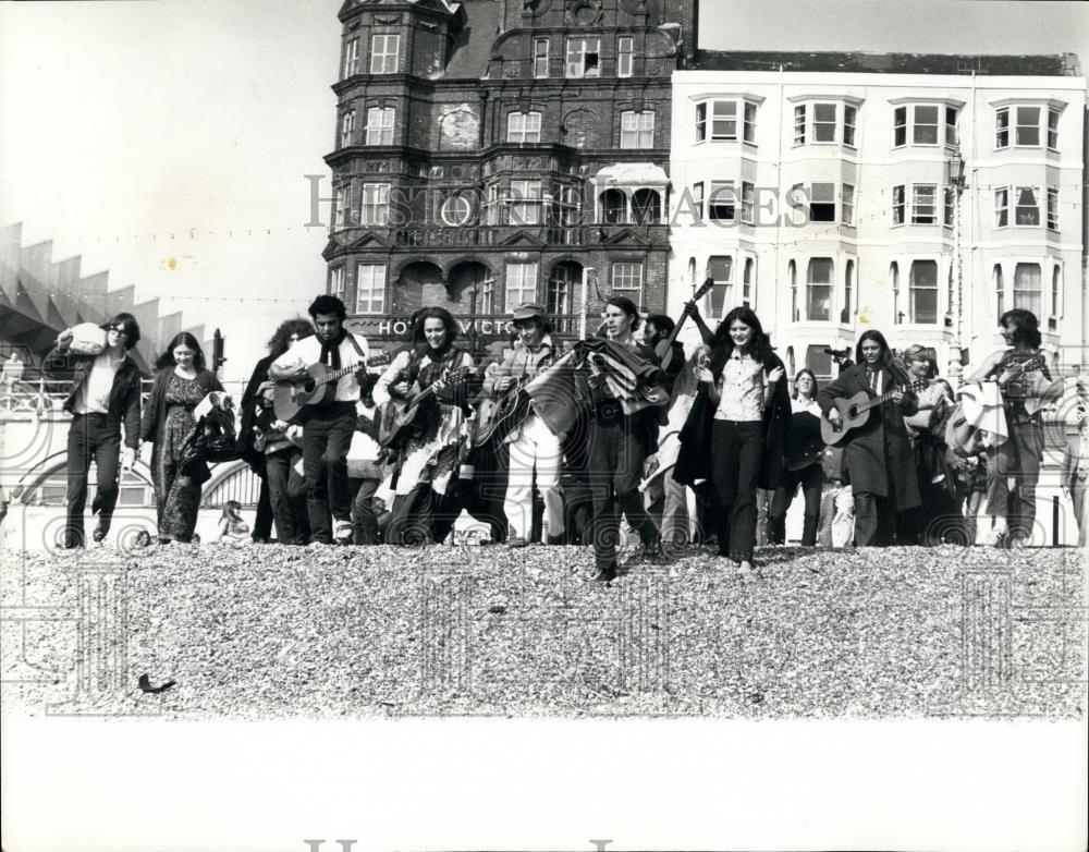 Press Photo Religious Singing Group Jesus Revolution On Brighton Beach - Historic Images