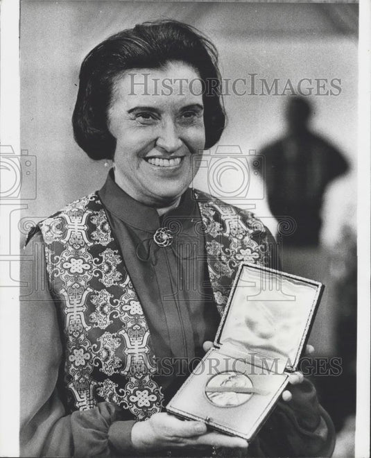 1977 Press Photo Rosalyn Yalow Winner Nobel Peace Prize - Historic Images