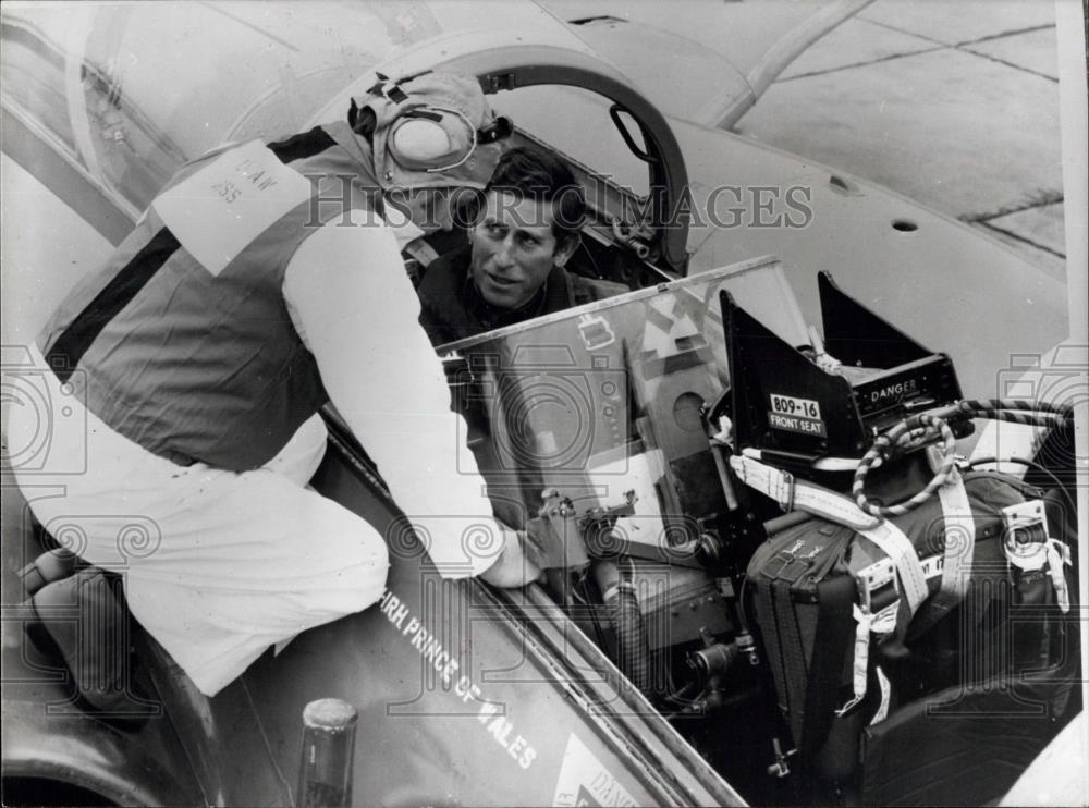 1977 Press Photo Prince Charles Jets Off HMS Ark Royal - Historic Images