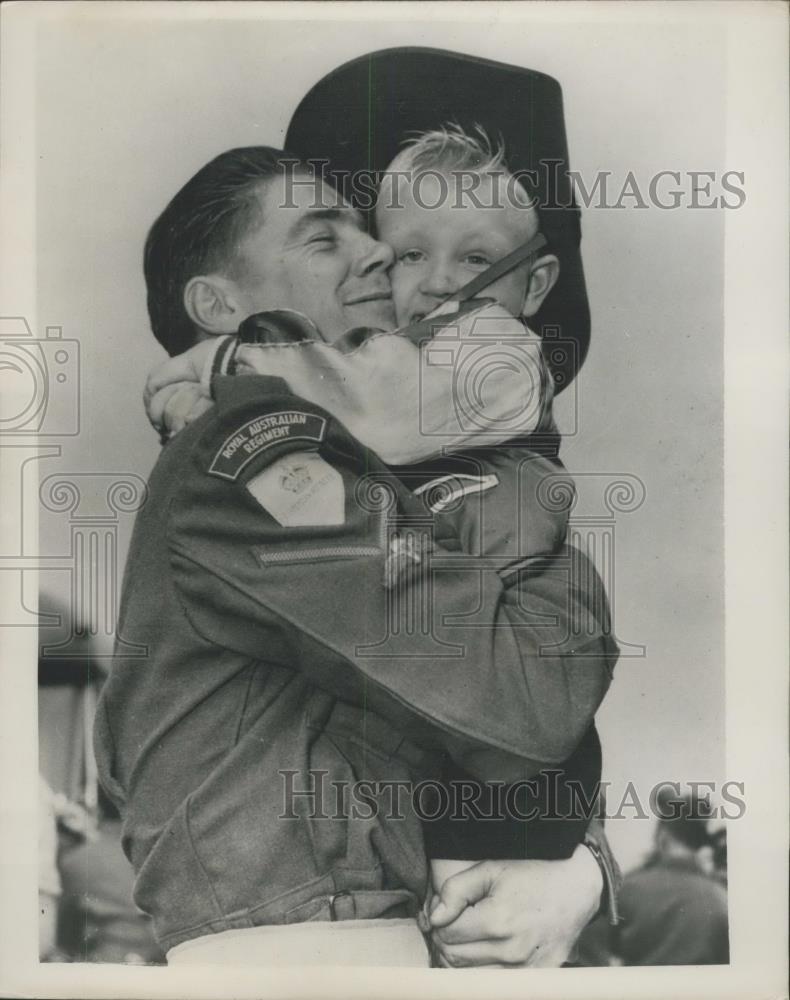 1953 Press Photo Ray Hobman of Australia and dad L/Cpl R.B. Hobman home from war - Historic Images