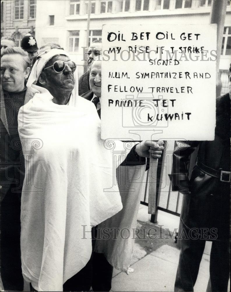 Press Photo Miner Frank Marsh Protests Oil Outside Mineworkers Headquarters - Historic Images