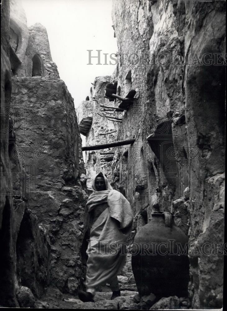 Press Photo Berber Tibesman at fortress - Historic Images