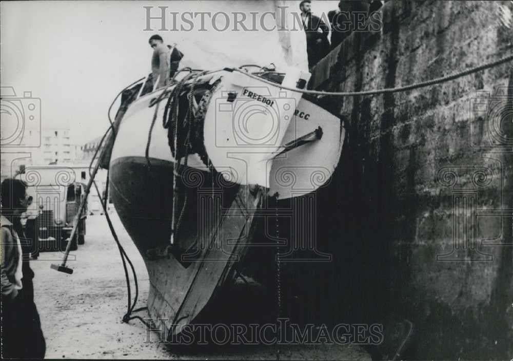 1958 Press Photo British yacht &quot;Freedom&quot; in dry dock for repairs after accident - Historic Images