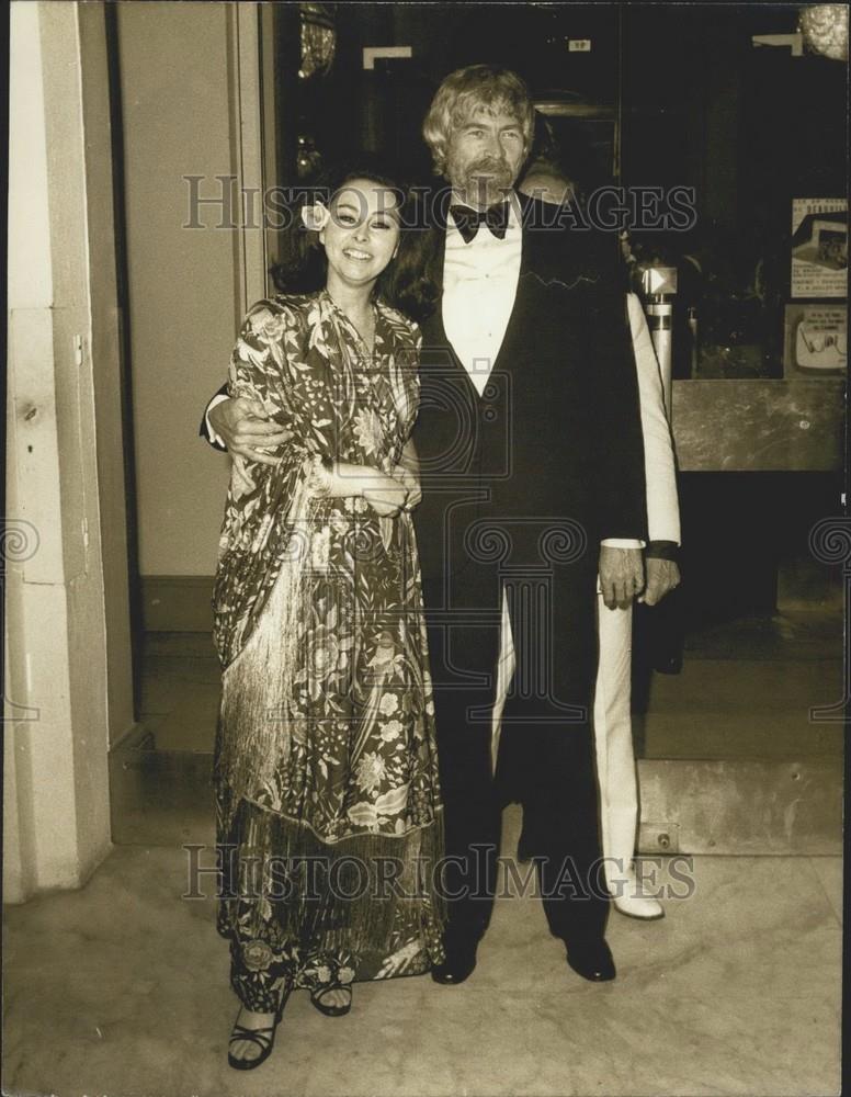 1973 Press Photo James Coburn & Wife Attend Cannes Film Festival - Historic Images