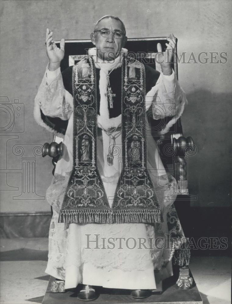 Press Photo Anthony Quinn As Pope In New Film &quot;The Shoes of a Fisherman&quot; - Historic Images