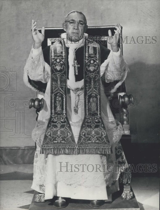 Press Photo Anthony Quinn As Pope In New Film "The Shoes of a Fisherman" - Historic Images