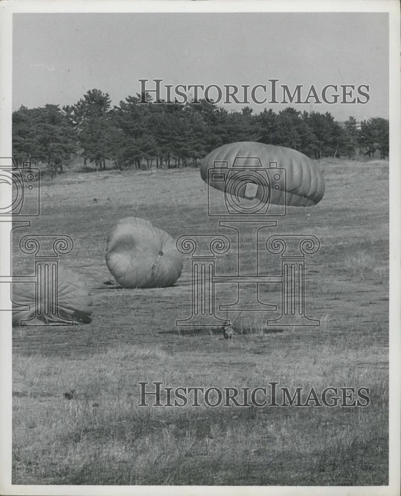 1982 Press Photo Japanese Self Defense Force Cadets Jumping - Historic Images