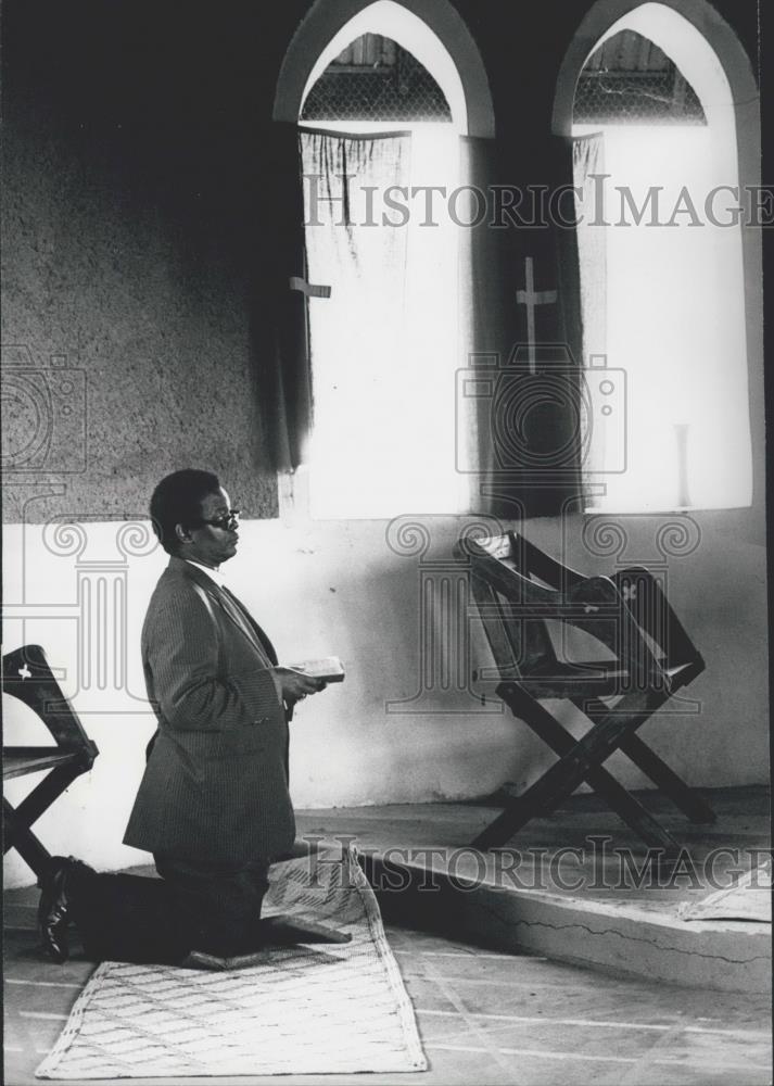 Press Photo The Anglican Bishop Rev. Yuna Okoth prays in his own church - Historic Images