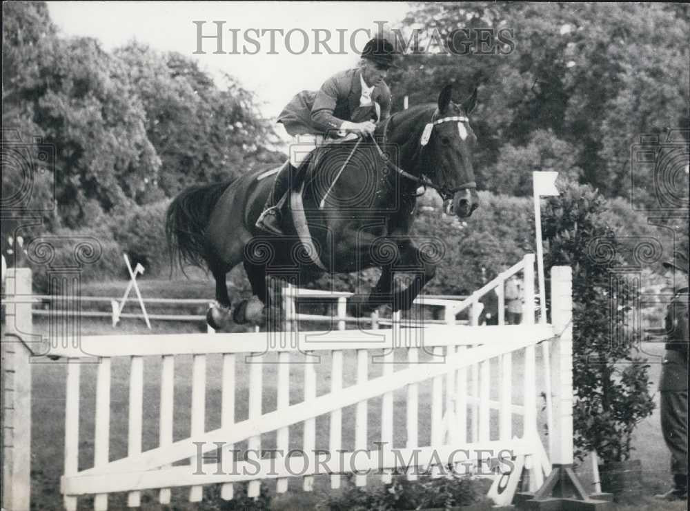 1956 Press Photo Equestrian Fritz Thiedemann. Horse Cocunella. - Historic Images