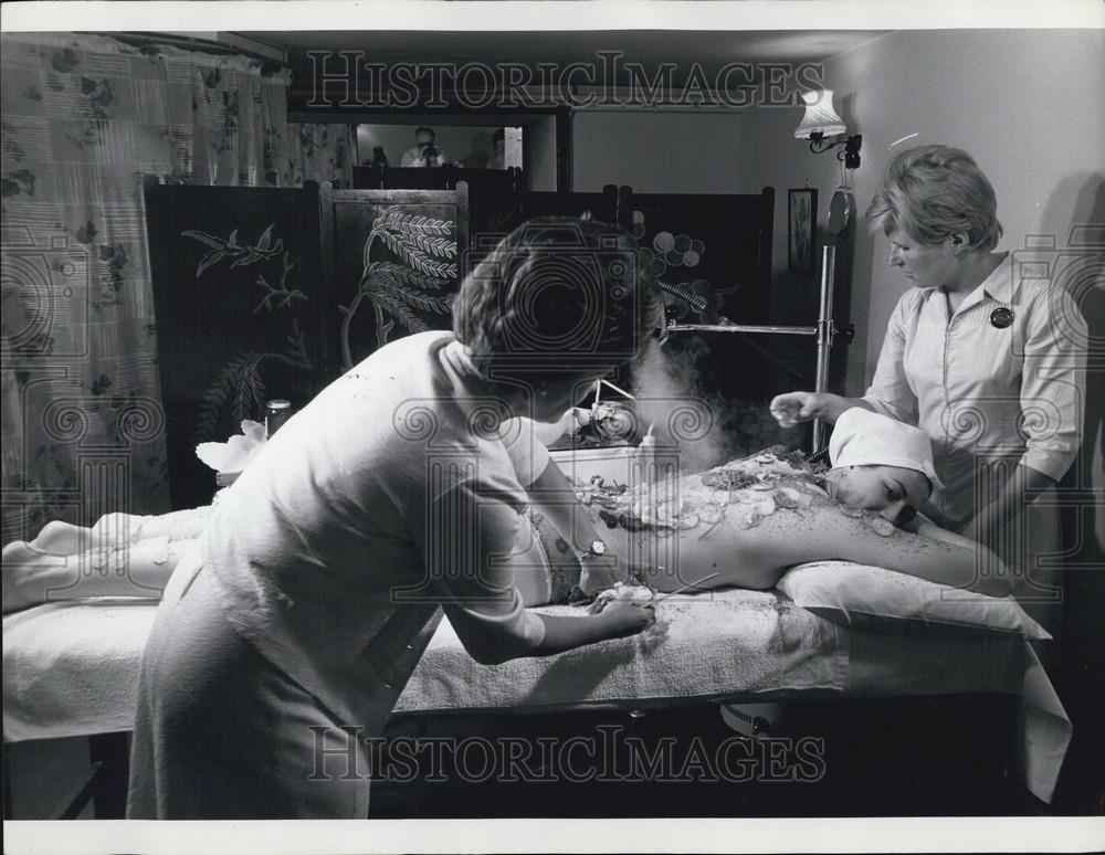 Press Photo Woman giving a Massage - Historic Images