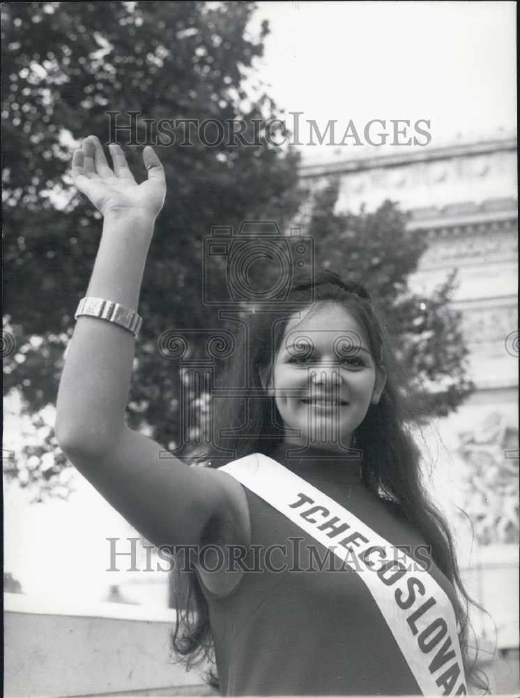 1968 Press Photo Miss Czechoslovakia Winner Alzbeta Strkulova Waving - Historic Images