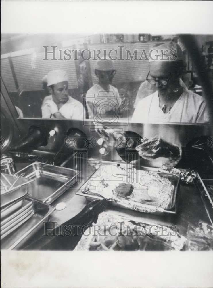 1971 Press Photo Kichen prepares food for Apollo 14 space launch - Historic Images