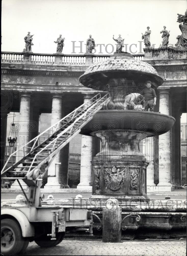 1964 Press Photo Saint Peter Sqaure getting a cleaning and a renewing - Historic Images