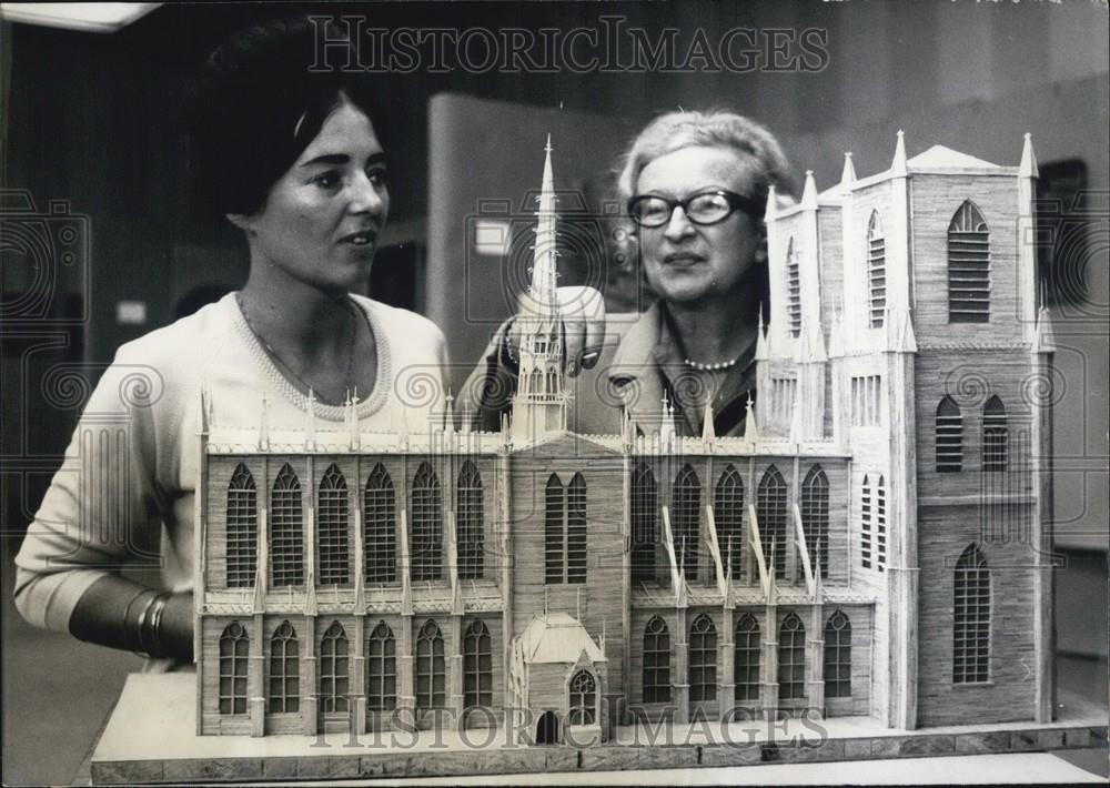 1967 Press Photo Mrs. Schmidt-Braum builds "Traumkathedrale" from matchsticks. - Historic Images