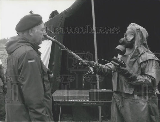 Press Photo President Walter Scheel & a soldier - Historic Images
