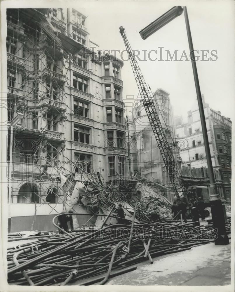 1963 Press Photo Collapsed scaffolding and bldg that was being constructed - Historic Images