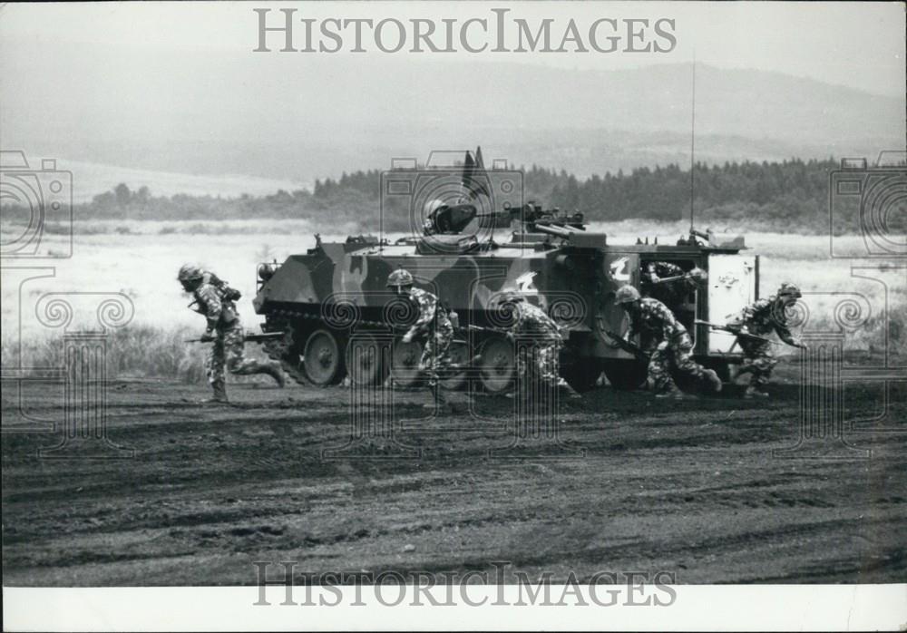 1977 Press Photo Troops preparing to &#39;attack&#39;. at the Fuji manure ground - Historic Images