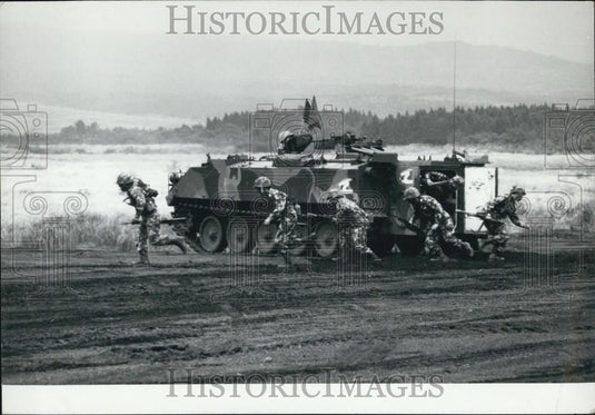 1977 Press Photo Troops preparing to 'attack'. at the Fuji manure ground - Historic Images