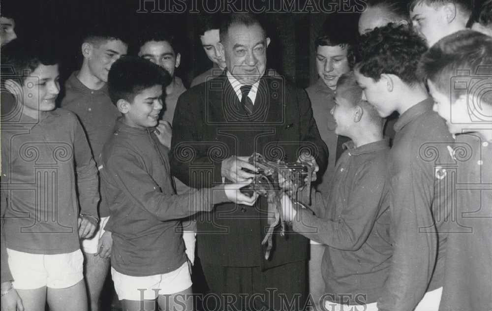 1962 Press Photo Paul Minot &amp; roller skaters in Paris - Historic Images