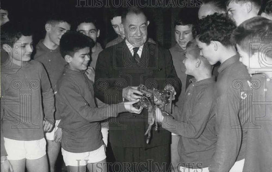 1962 Press Photo Paul Minot & roller skaters in Paris - Historic Images