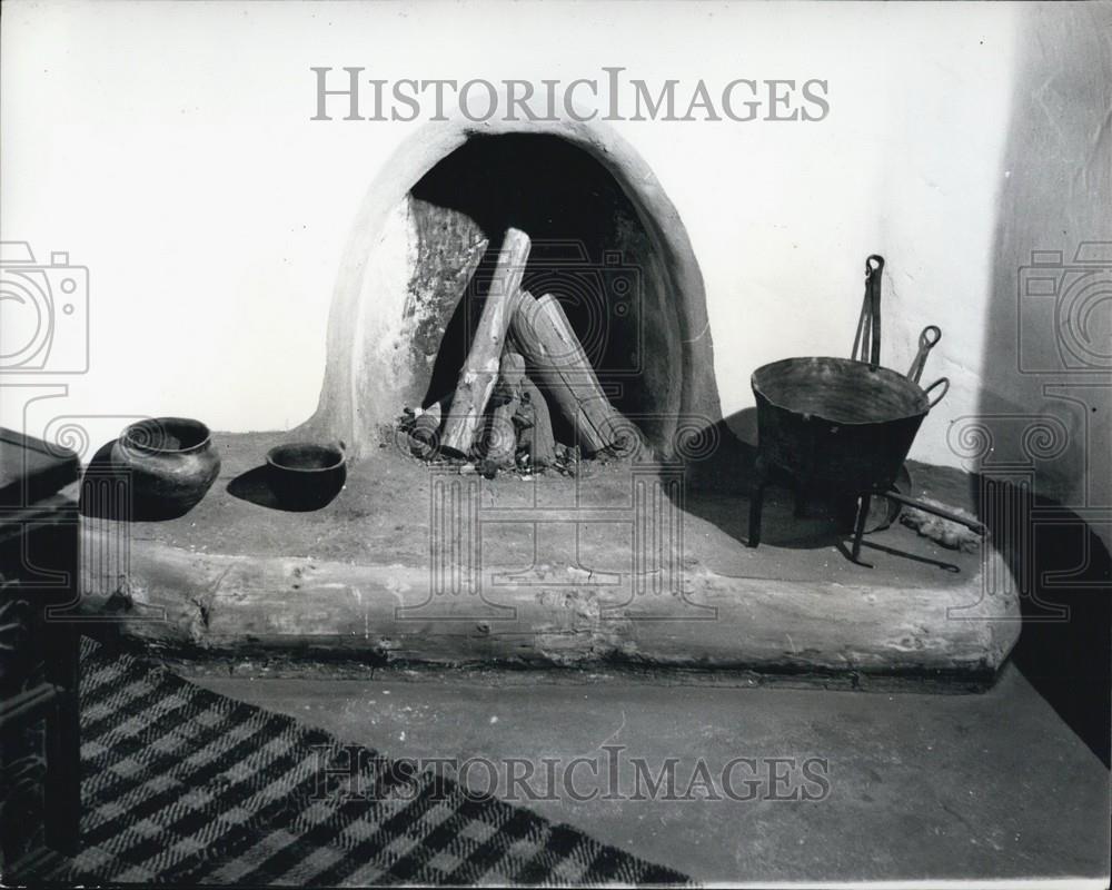 Press Photo American Museum Exhibit New Mexican Cooking Stove With Pots - Historic Images