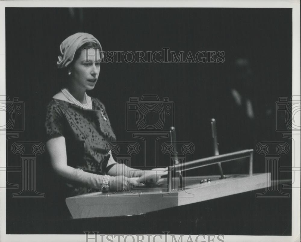 1957 Press Photo H.M. Queen Elizabeth, speaking at United Nations, New York - Historic Images