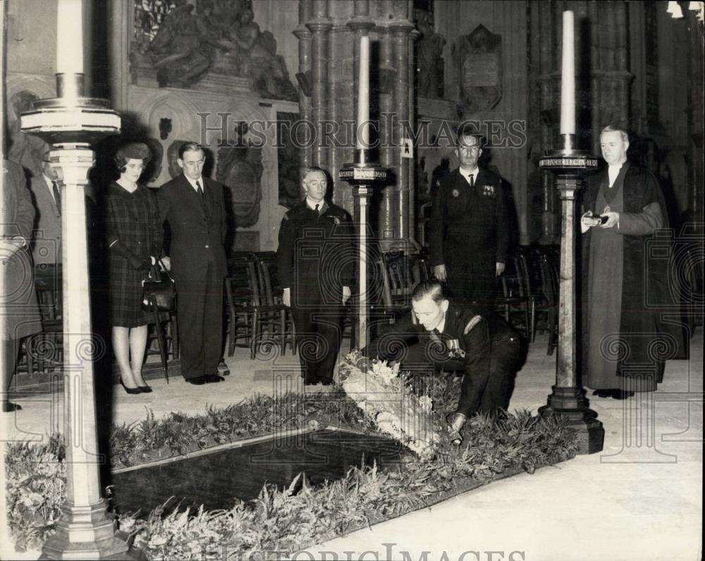 1962 Press Photo Gardeners - Lay Wreath on Tomb of the Unknown Warrior - Historic Images