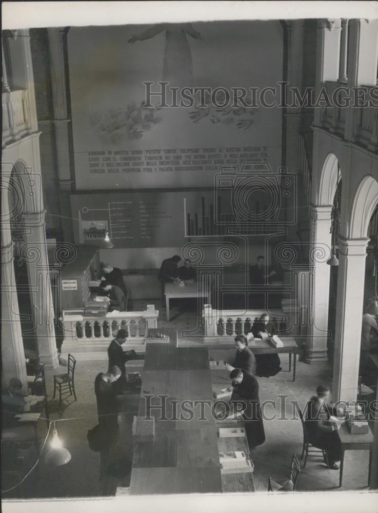 Press Photo room of the Investigation Department in the Vatican. - Historic Images