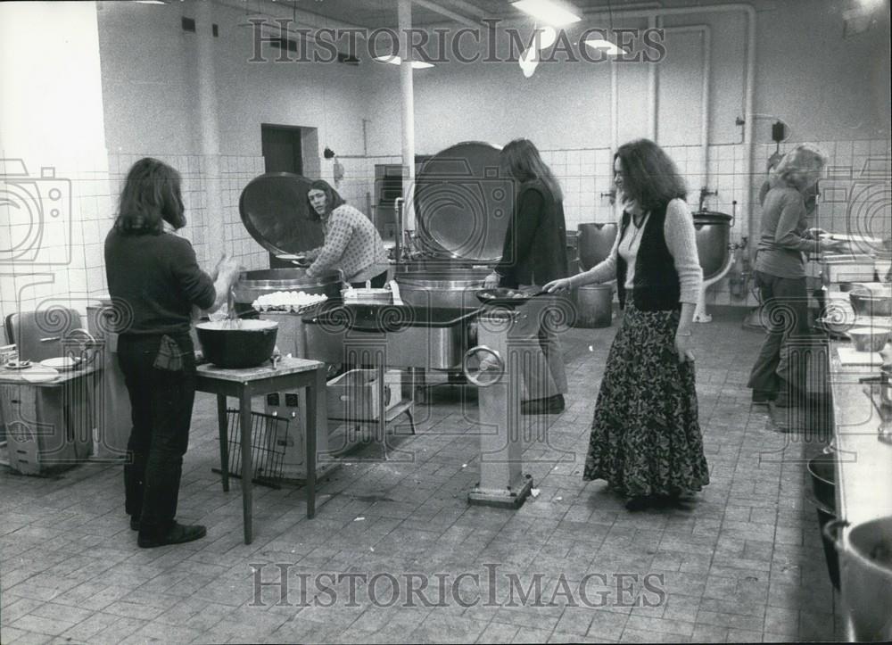 Press Photo Citizens of Christiana are Baking their Bread - Historic Images