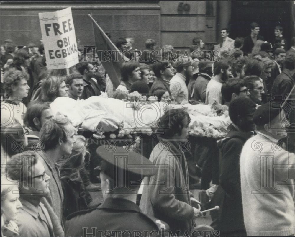 1968 Press Photo London Anti-Vietnam War Demonstration Students Carry Fake Body - Historic Images