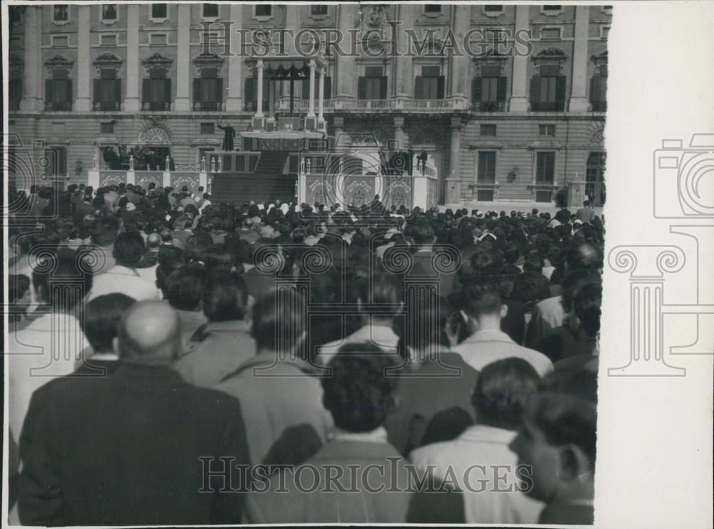 Press Photo Crowd in Madrid Spain hears Father Lombardi of Italy - Historic Images
