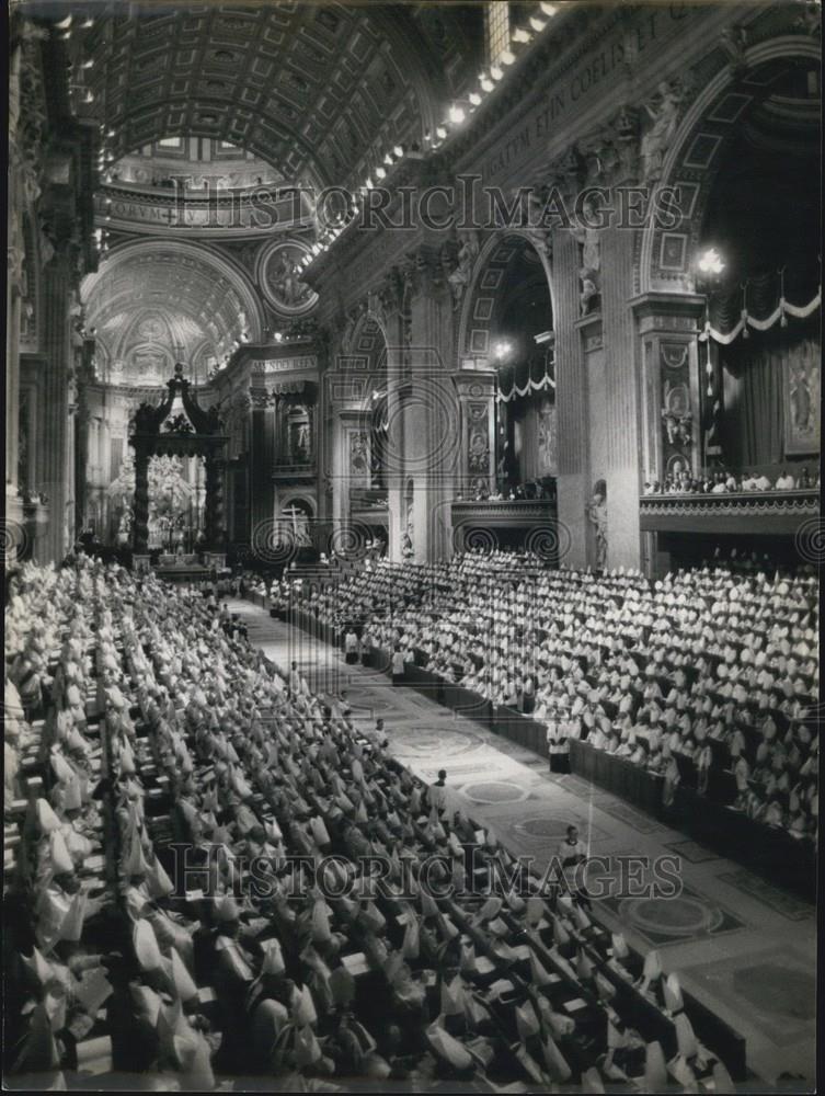 Press Photo A service in an church - Historic Images