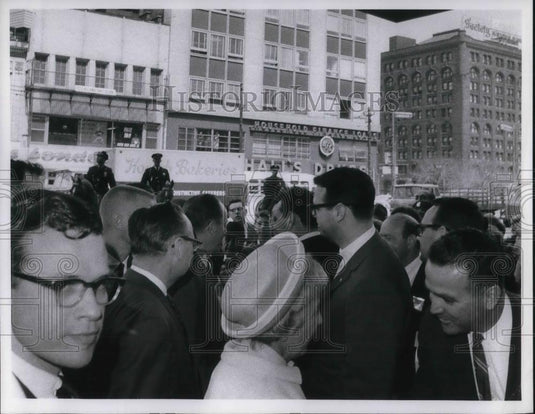 1966 Press Photo Vice President Herbert H. Humphrey arrives in Cleveland - Historic Images