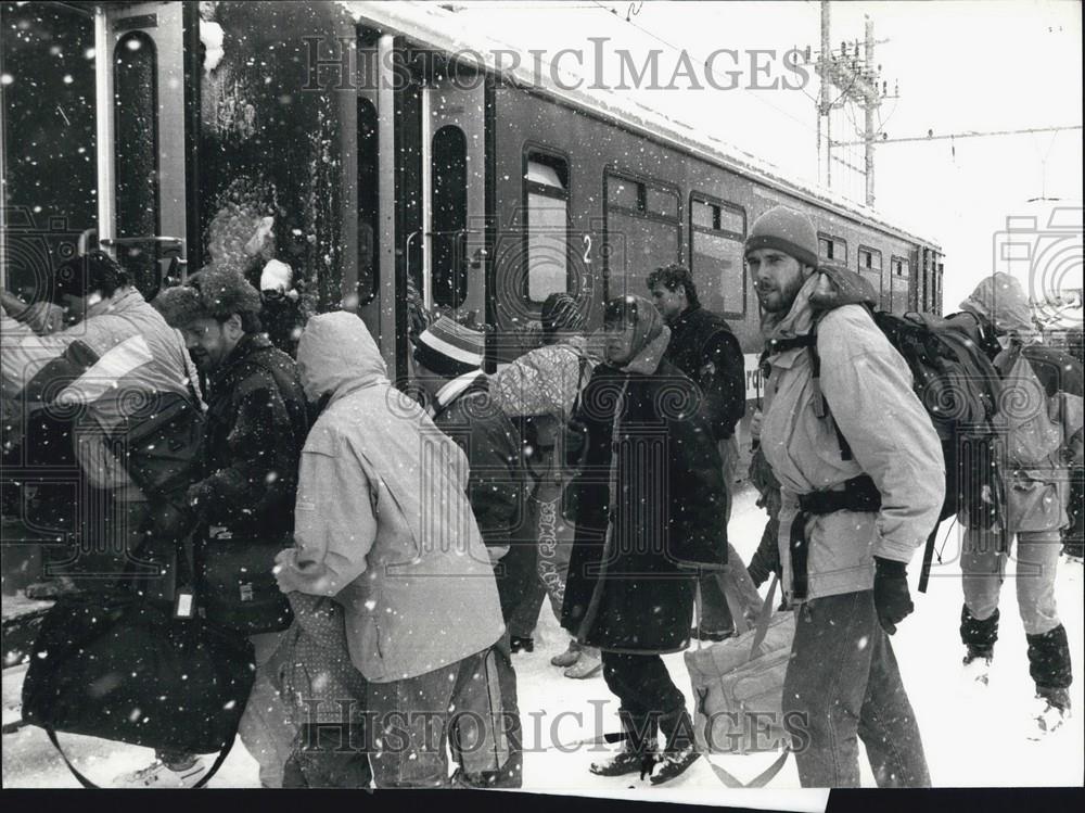 1990 Press Photo Oberalp, Swiss Canton of Grisons,heavy snow, train derailment - Historic Images