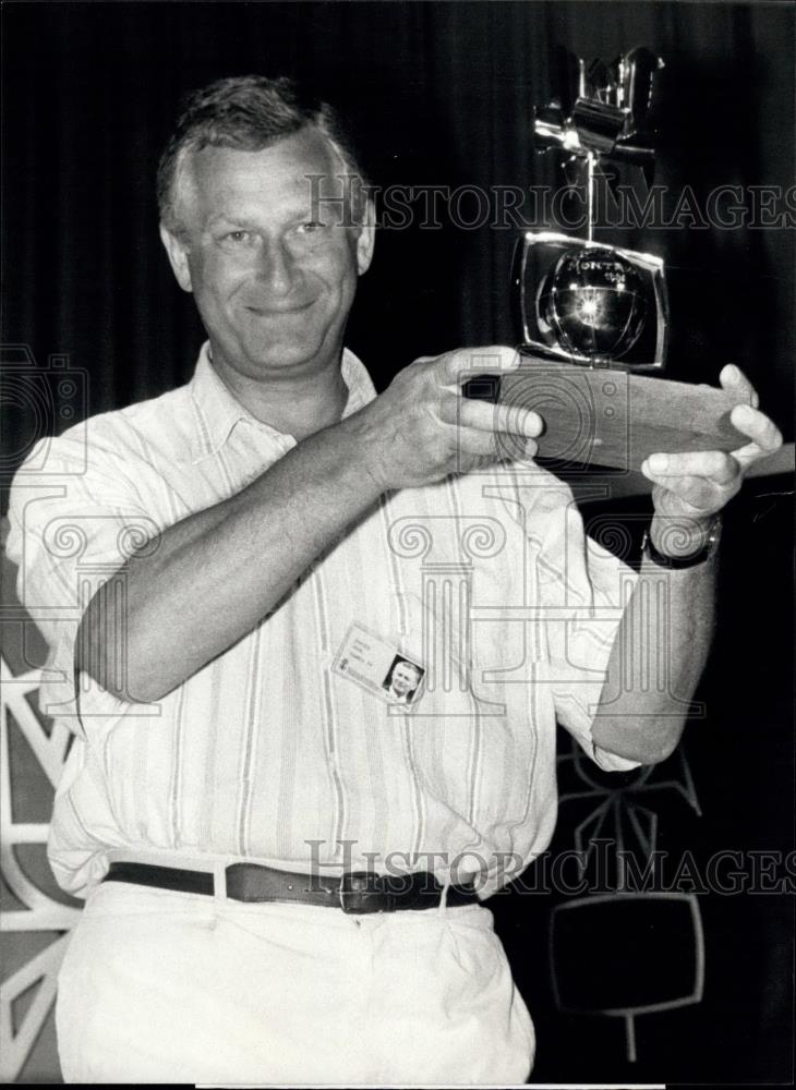 Press Photo John DavesHolds up his Golden Rose TV award - Historic Images