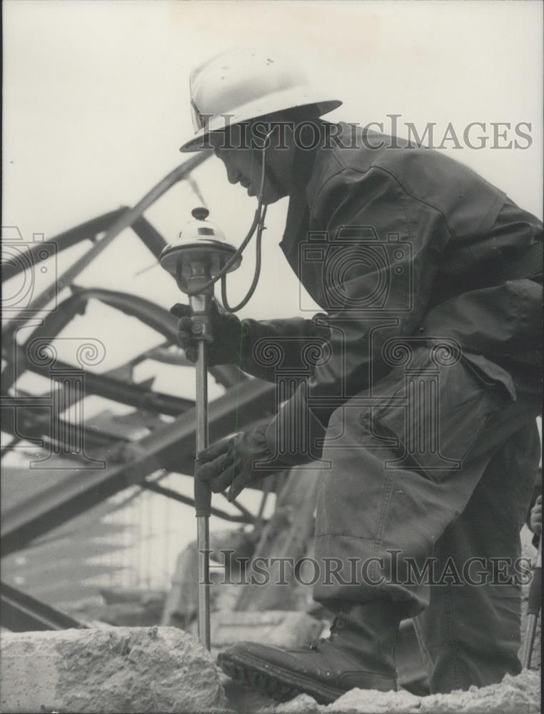 Press Photo Fireman probes rubble for survivors in collapsed building - Historic Images