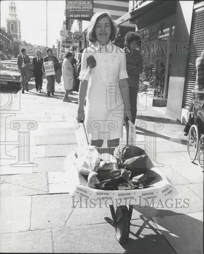 1974 Press Photo Patricia Hodgson, Conservative candidate wheels coin to bank - Historic Images