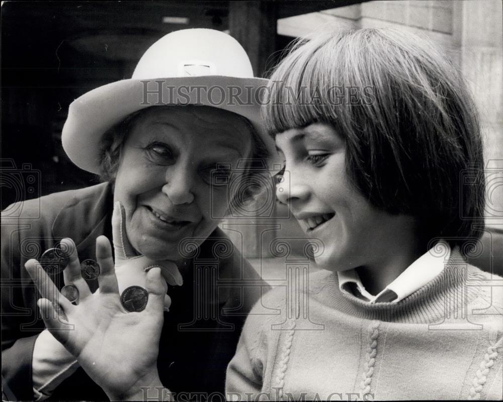 1970 Press Photo film &quot;Granny gets the point&quot;, Doris Hare &amp;Christopher Ellis - Historic Images