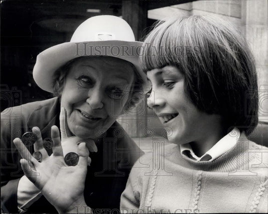 1970 Press Photo film "Granny gets the point", Doris Hare &Christopher Ellis - Historic Images
