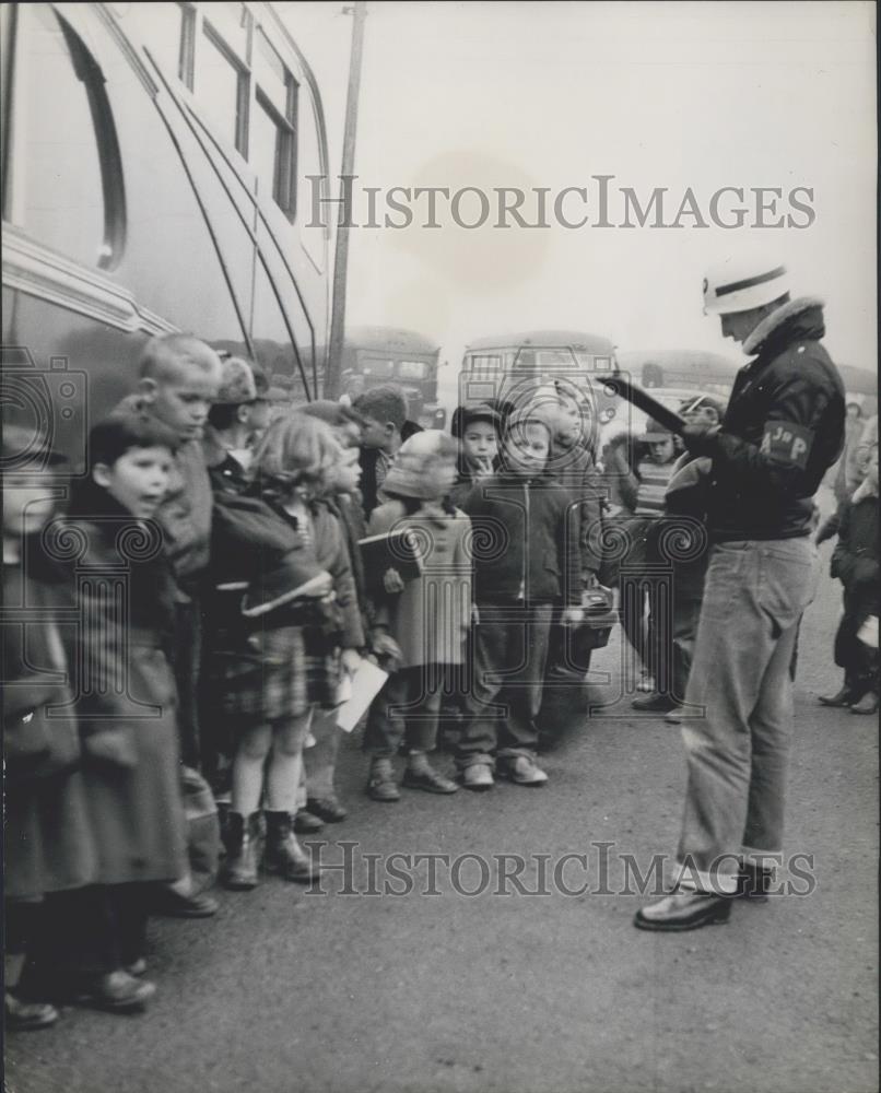 Press Photo Kids wait to board busses - Historic Images