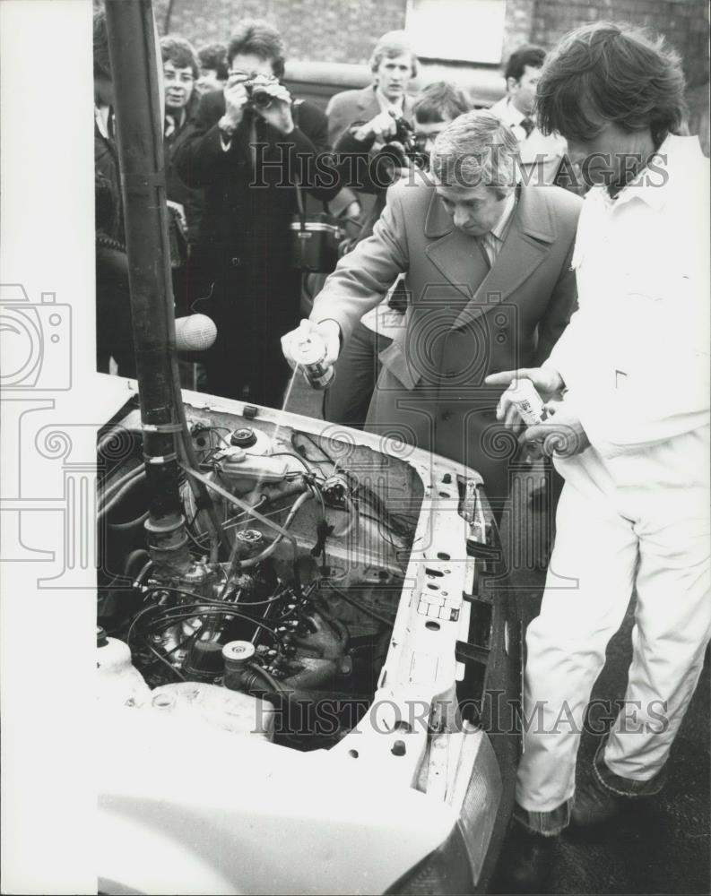 1981 Press Photo member of Holts Lloyd Lt spays the engine of the Ford-Escort - Historic Images