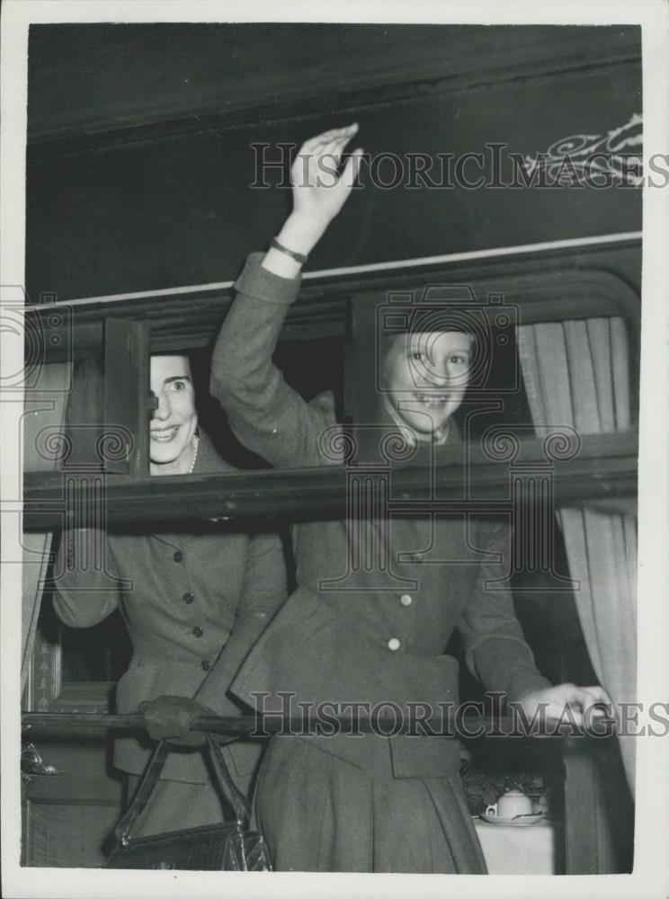 1954 Press Photo Queen Ingrid &amp; Princess Margaret Leaving Victoria Station - Historic Images