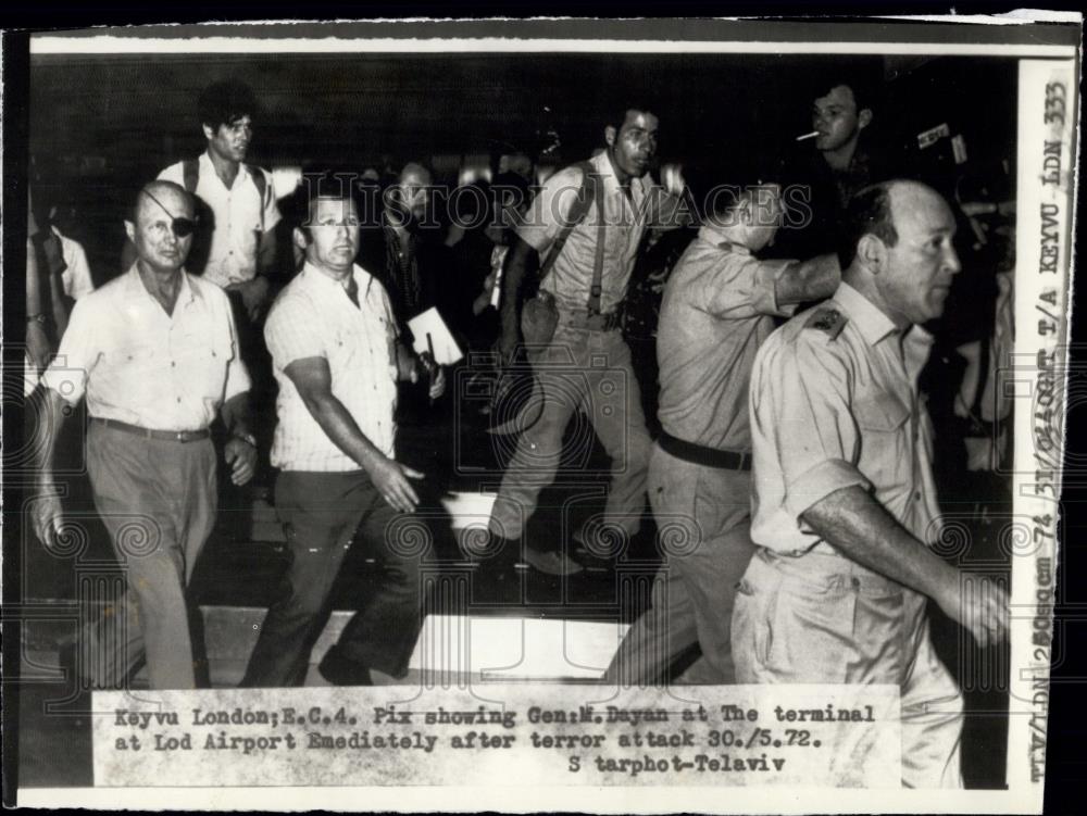 1972 Press Photo The Israel Defence Minister, Moshe Dayan at scene after attack - Historic Images