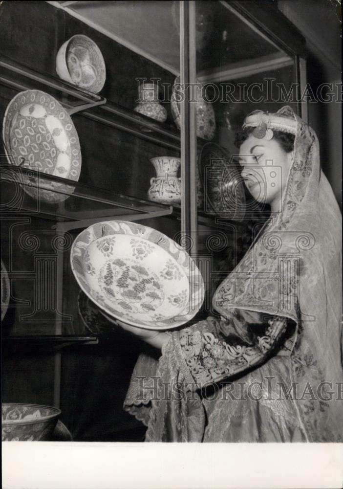 1953 Press Photo A young Turkish girl &amp; Turkish art exhibition - Historic Images